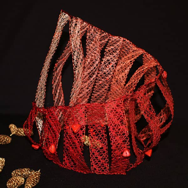 Photo von geklöppeltem 3D Objekt, rotes Garn