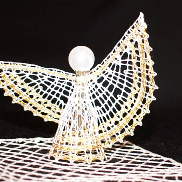 Photo von geklöppelten Engel, 3D, weißes und goldenes Garn