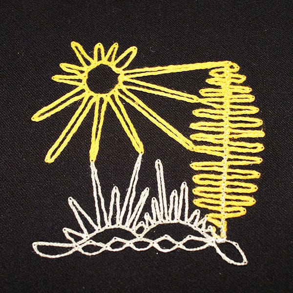 Photo von geklöppeltem Bild: Sonne mit Baum und Landschaft, weißes und gelbes Garn